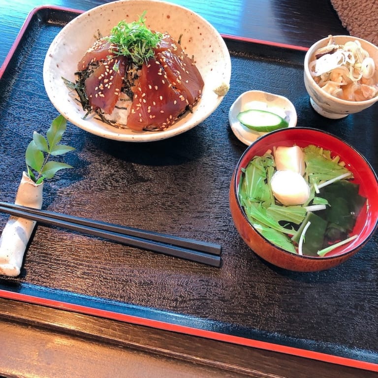 a set meal of pickled bonito (950 yen) at Daikoku Restaurant