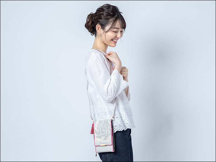 「刀剣乱舞-ONLINE-」×日本の織物 スマホポシェット　亀甲貞宗モデル　使用イメージ