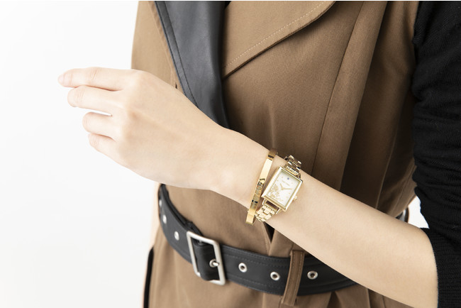 「文豪ストレイドッグス」×「EMooooN」ブレスレット付き腕時計　太宰治モデル　着用イメージ