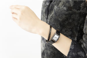 「文豪ストレイドッグス」×「EMooooN」ブレスレット付き腕時計　芥川龍之介モデル　着用イメージ