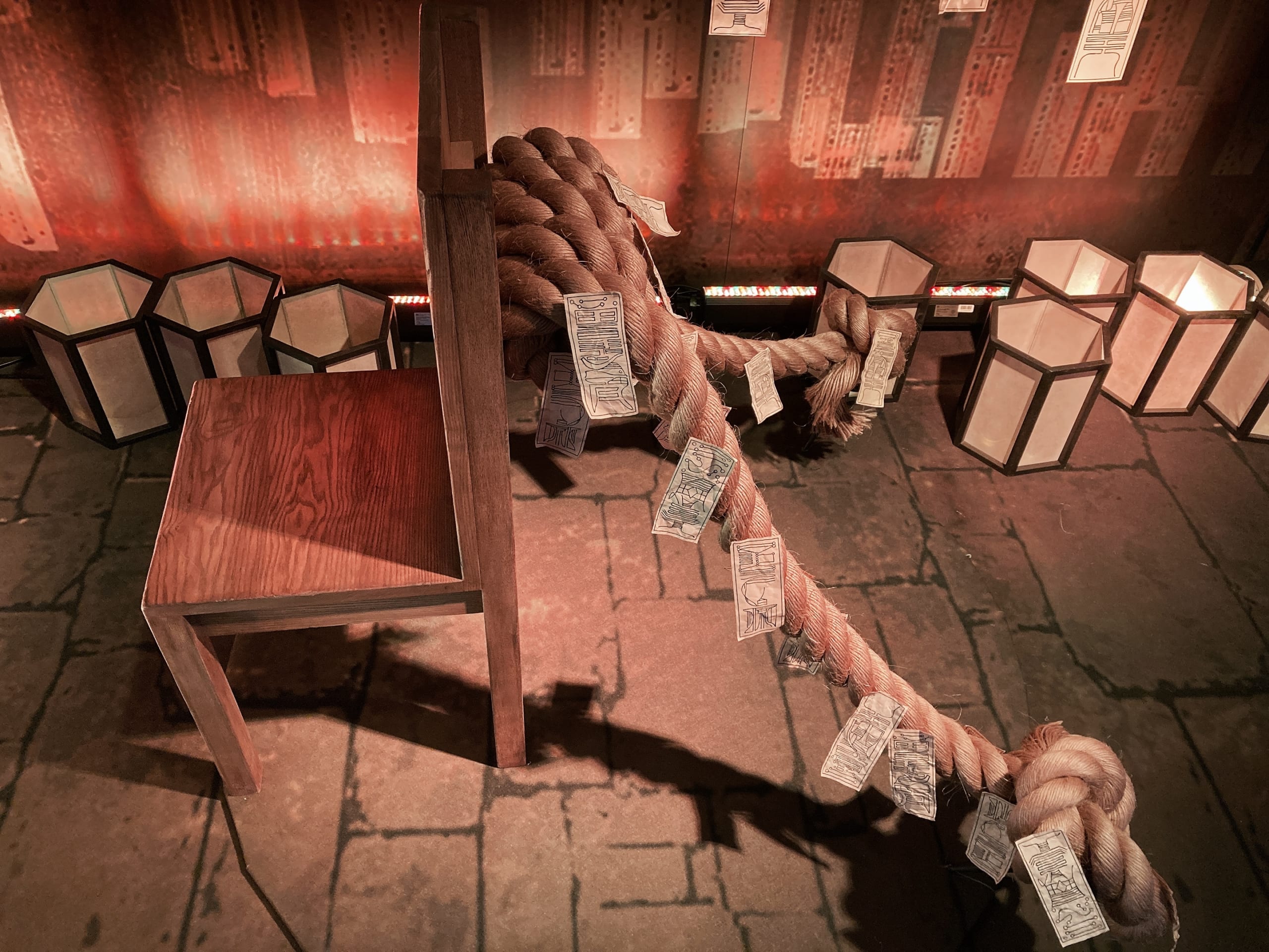「アニメ 呪術廻戦展」虎杖が座っていた椅子アップ