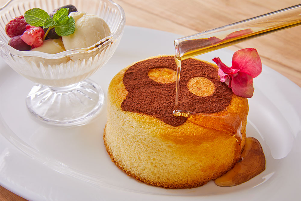 TVアニメ「SHAMAN KING」× Chugai Grace Cafe ファウストⅧ世とエリザのホットケーキ（シロップをかけている写真）