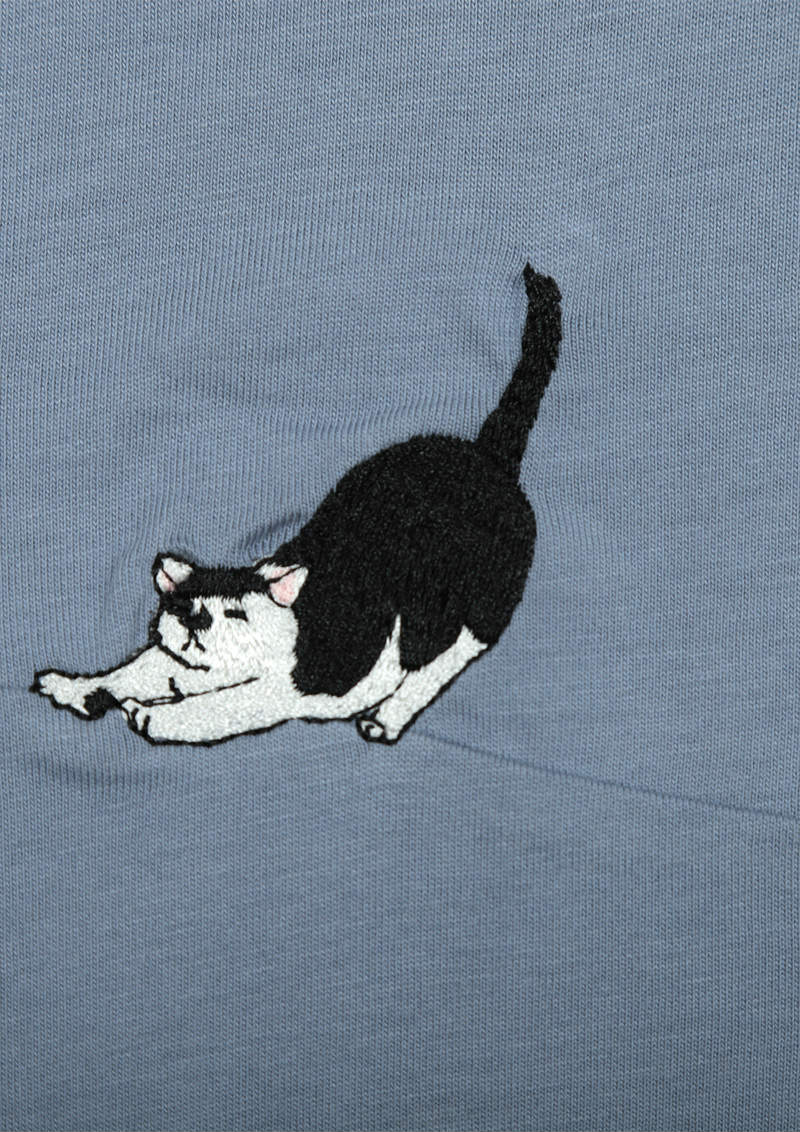 いくえみ綾先生×「Design Tshirts Store graniph(グラニフ)」半袖ワンピース「猫」伸びをしている猫刺繍デザイン