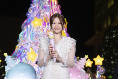 「Twinkle Color Christmas 2021」キキ&ララクリスマスクレープを持つ松村沙友理さん