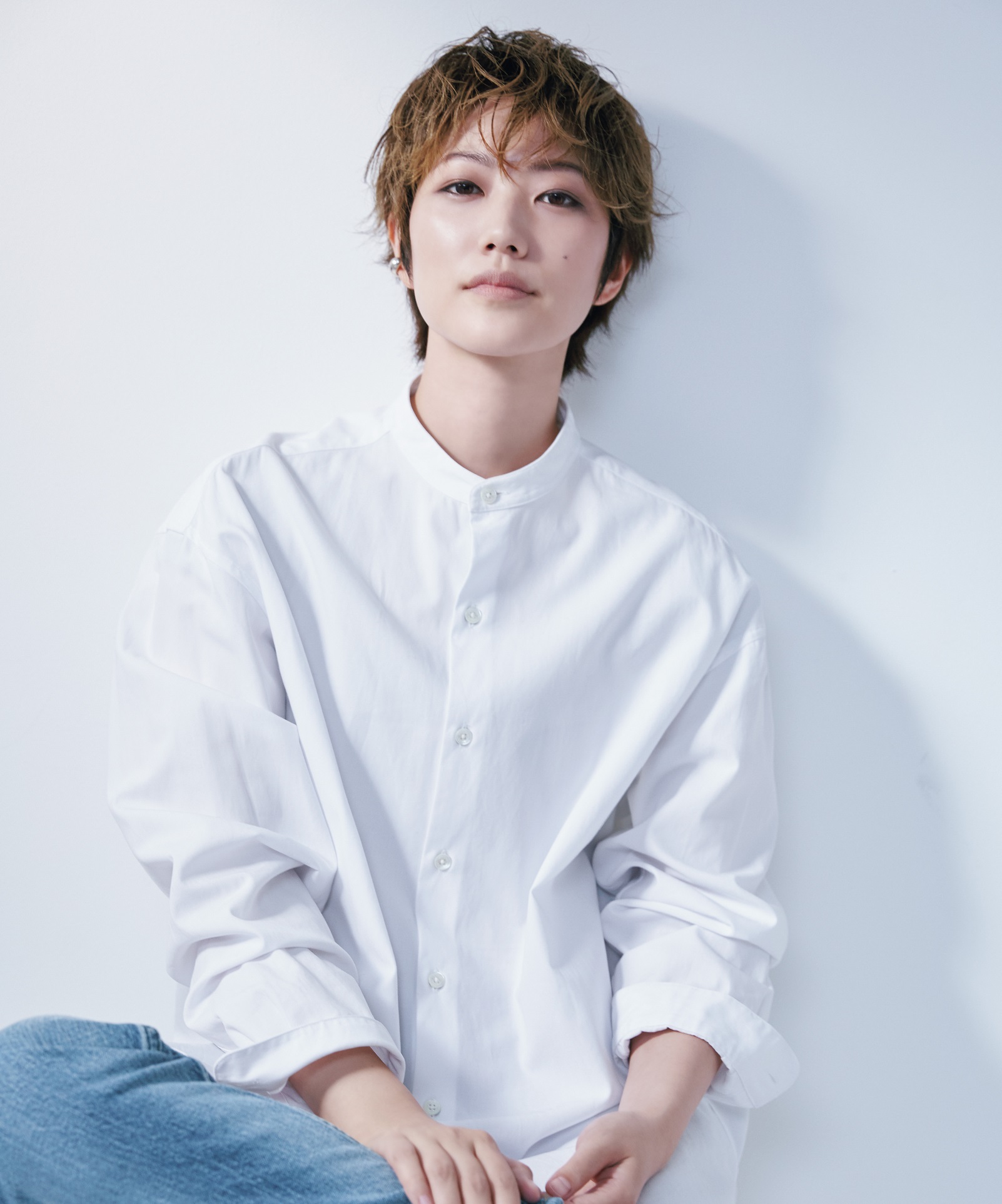 七海ひろきさんの白シャツ姿が眩しいッ…！「Oggi」3月号にて声優としての新境地を語る！