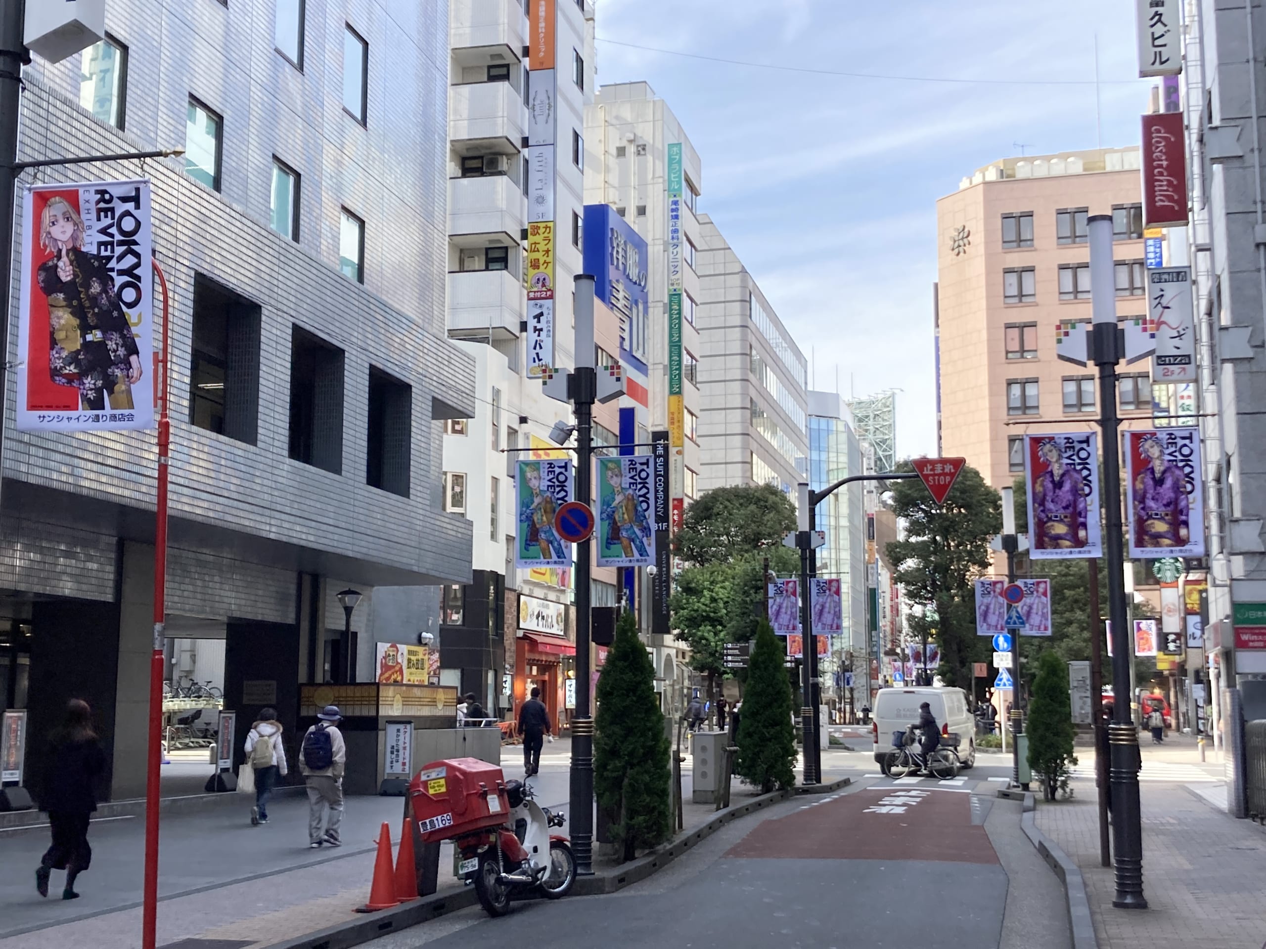 「東京卍リベンジャーズ」池袋駅前フラッグ