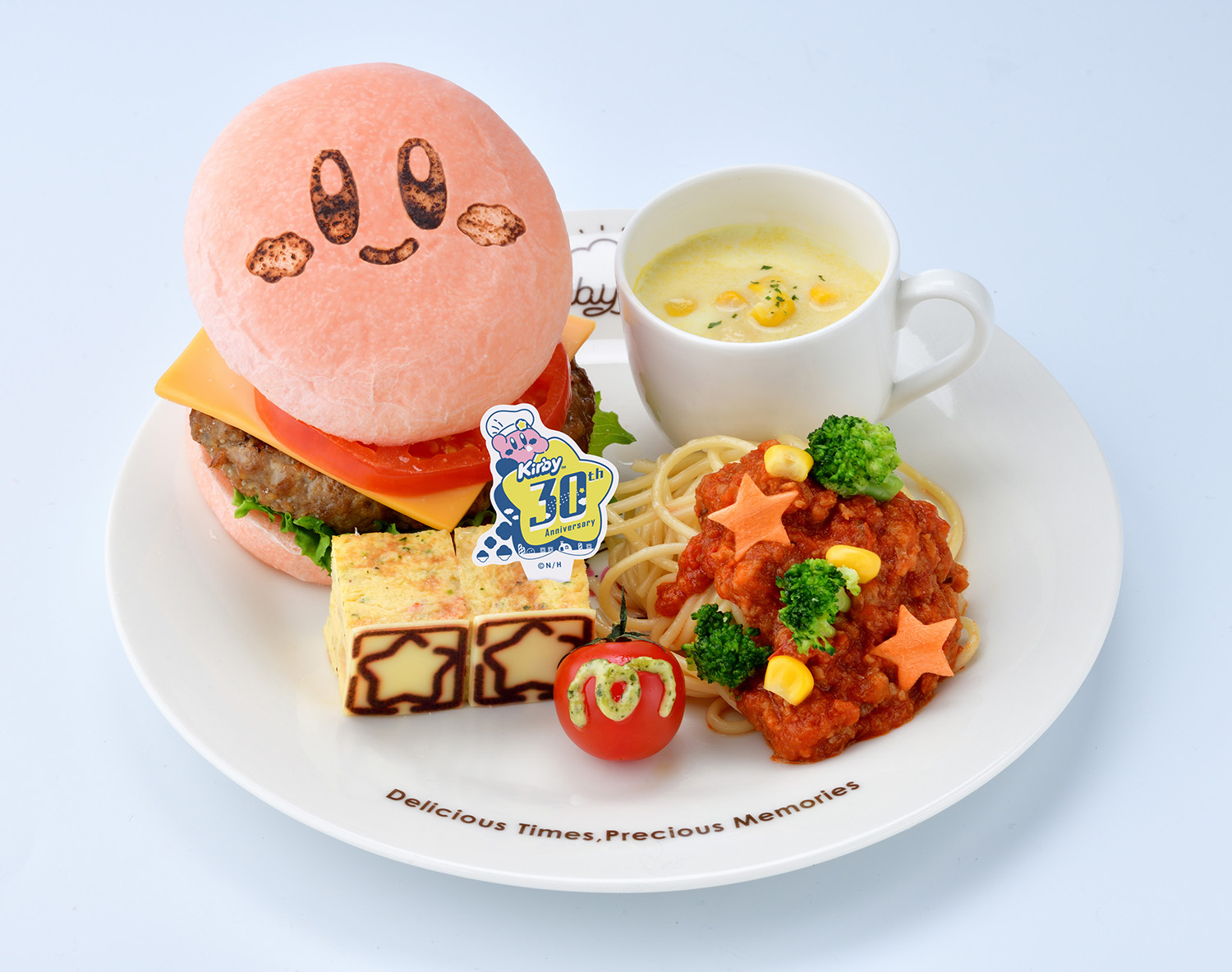 「Kirby Café (カービィカフェ）」カービィバーガー&ミートパスタ 温野菜のせ（30周年おめでとうバージョン）