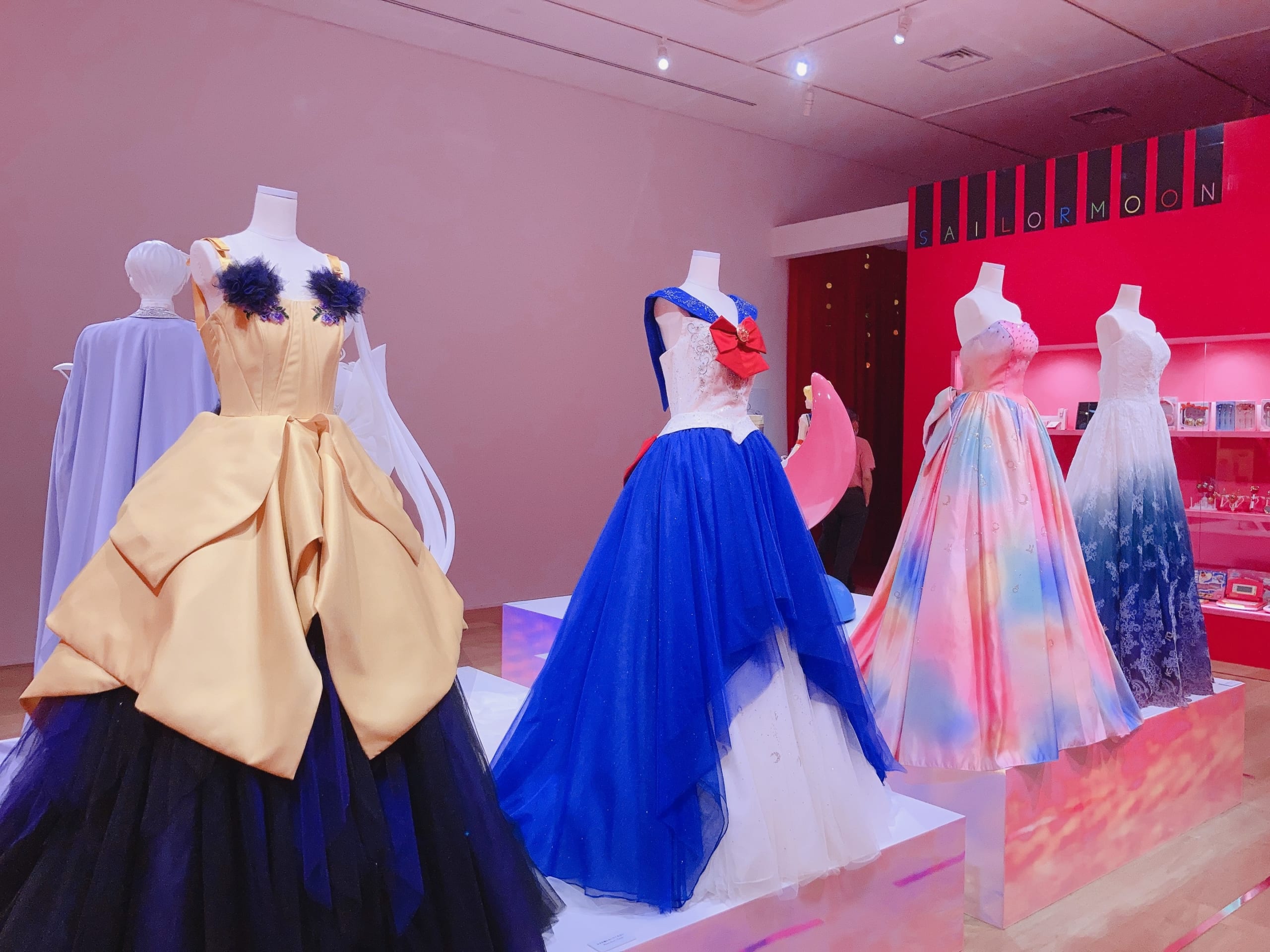 「美少女戦士セーラームーン ミュージアム」コレクション展示　ドレス　正面
