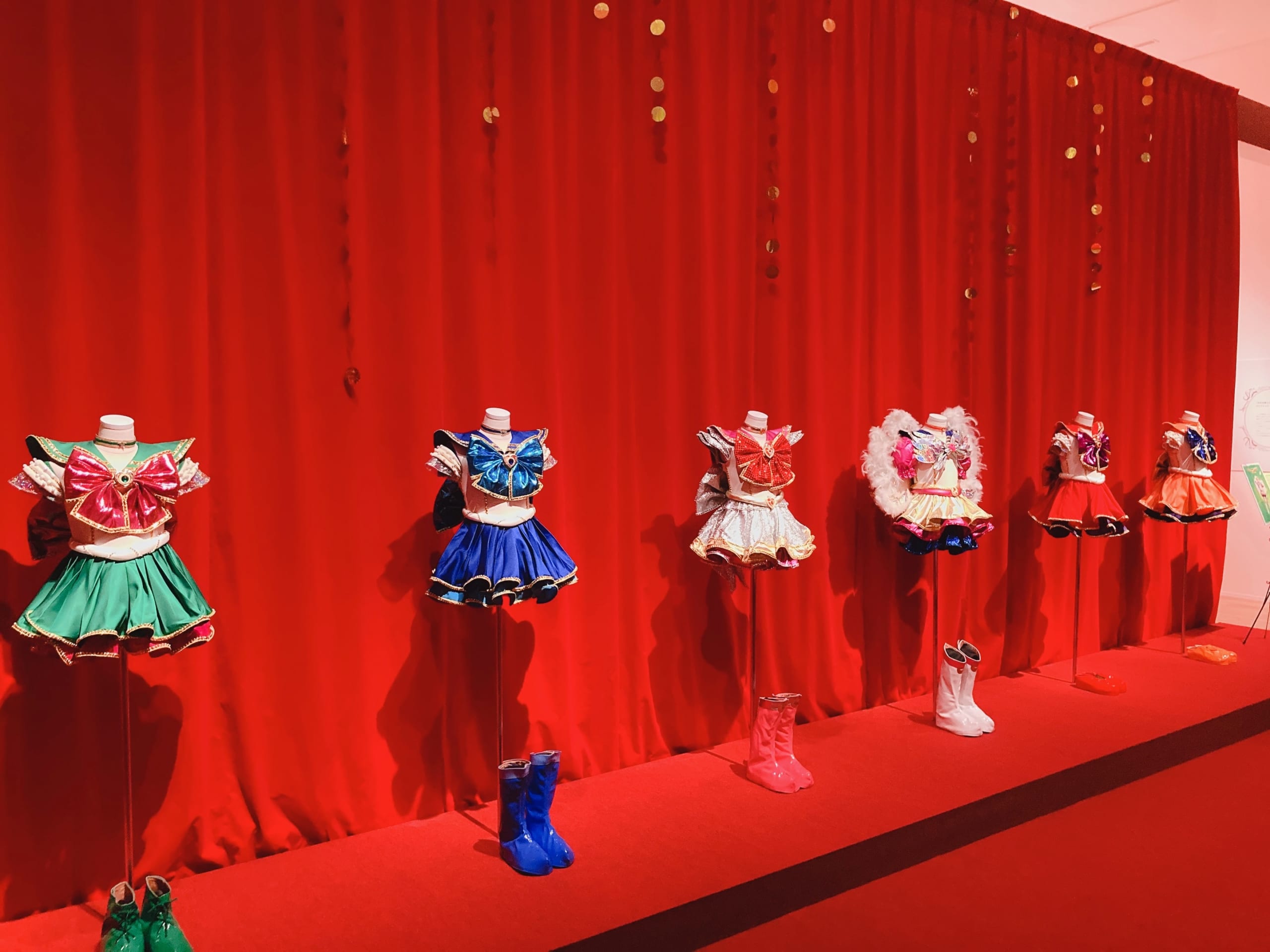 「美少女戦士セーラームーン ミュージアム」コレクション展示内 ミュージカル衣装 セーラー戦士衣装キラキラ