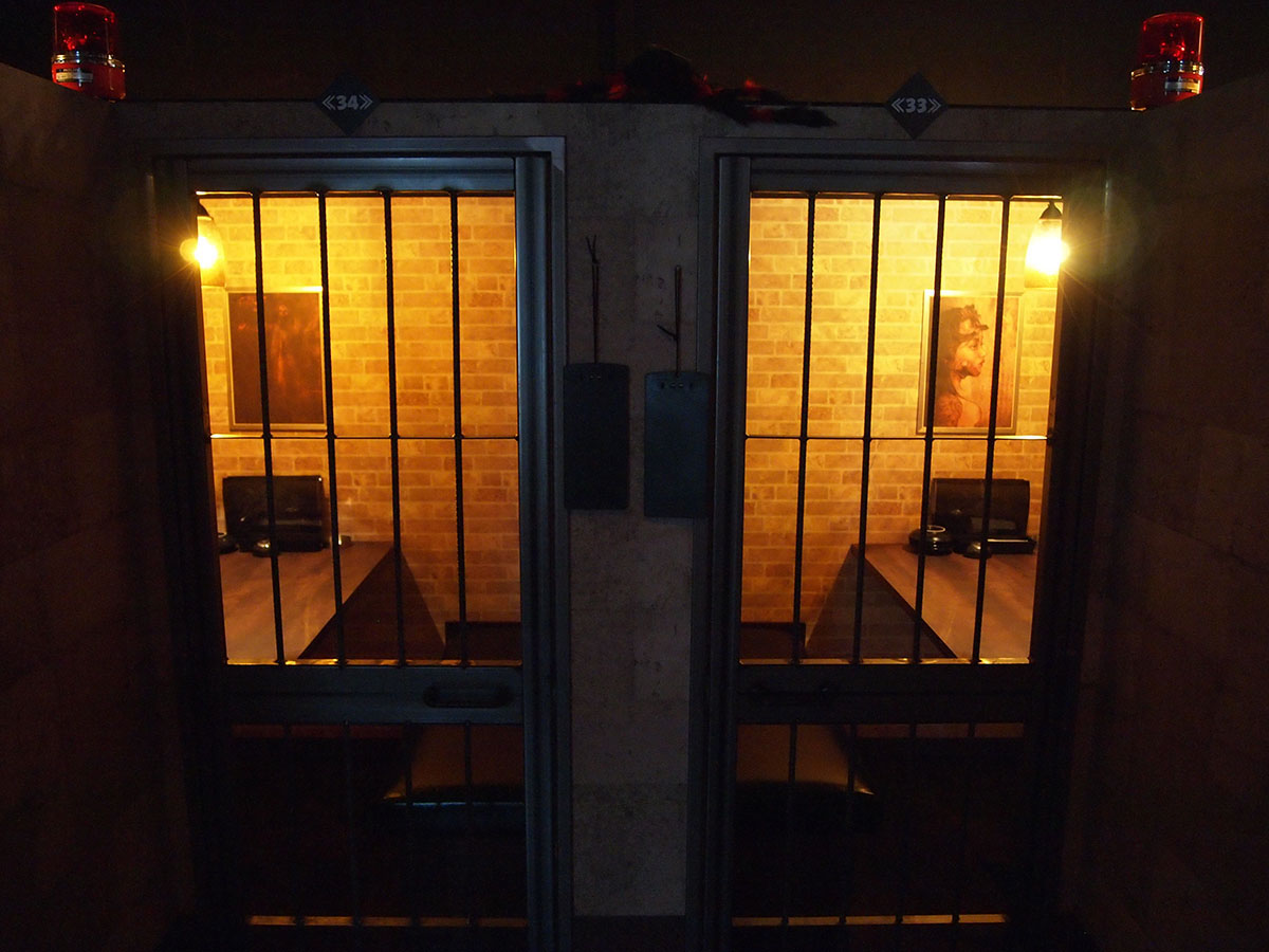 鉄格子に囲まれた「監獄個室」 