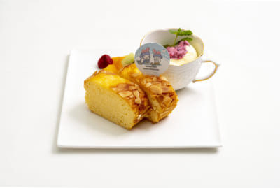 「ゴールデンカムイ×サンリオキャラクターズ」Chugai Grace Cafe フレップ(コケモモ)ソースのアーモンドパウンドケーキ