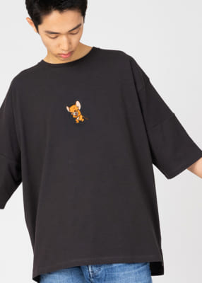 「トムとジェリー×グラニフ」コラボレーションアイテム：5分袖Tシャツ「ラフィング ジェリー」