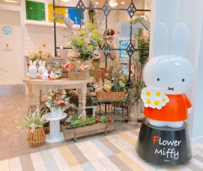 「フラワーミッフィー ジュースガーデン」入り口のお花とミッフィー