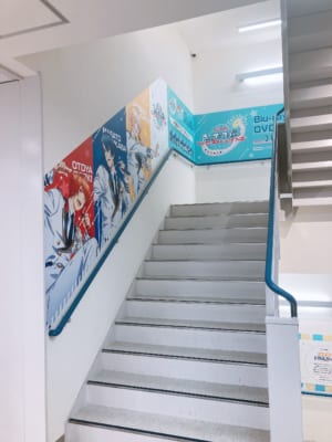「アニメイト池袋本店」グッズフロア−階段装飾
