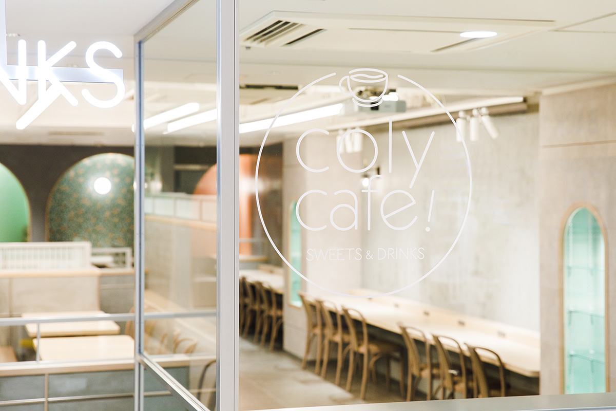 「coly cafe!」4月19日より池袋PARCOに常設オープン！コラボ企画第1弾は「魔法使いの約束」