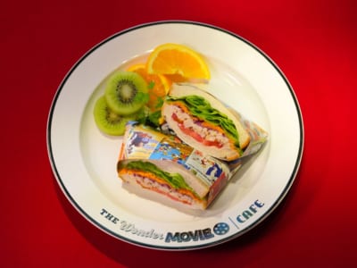 「The Wonder Movie CAFE」第2期　チキンと野菜のカラフルサンドイッチ