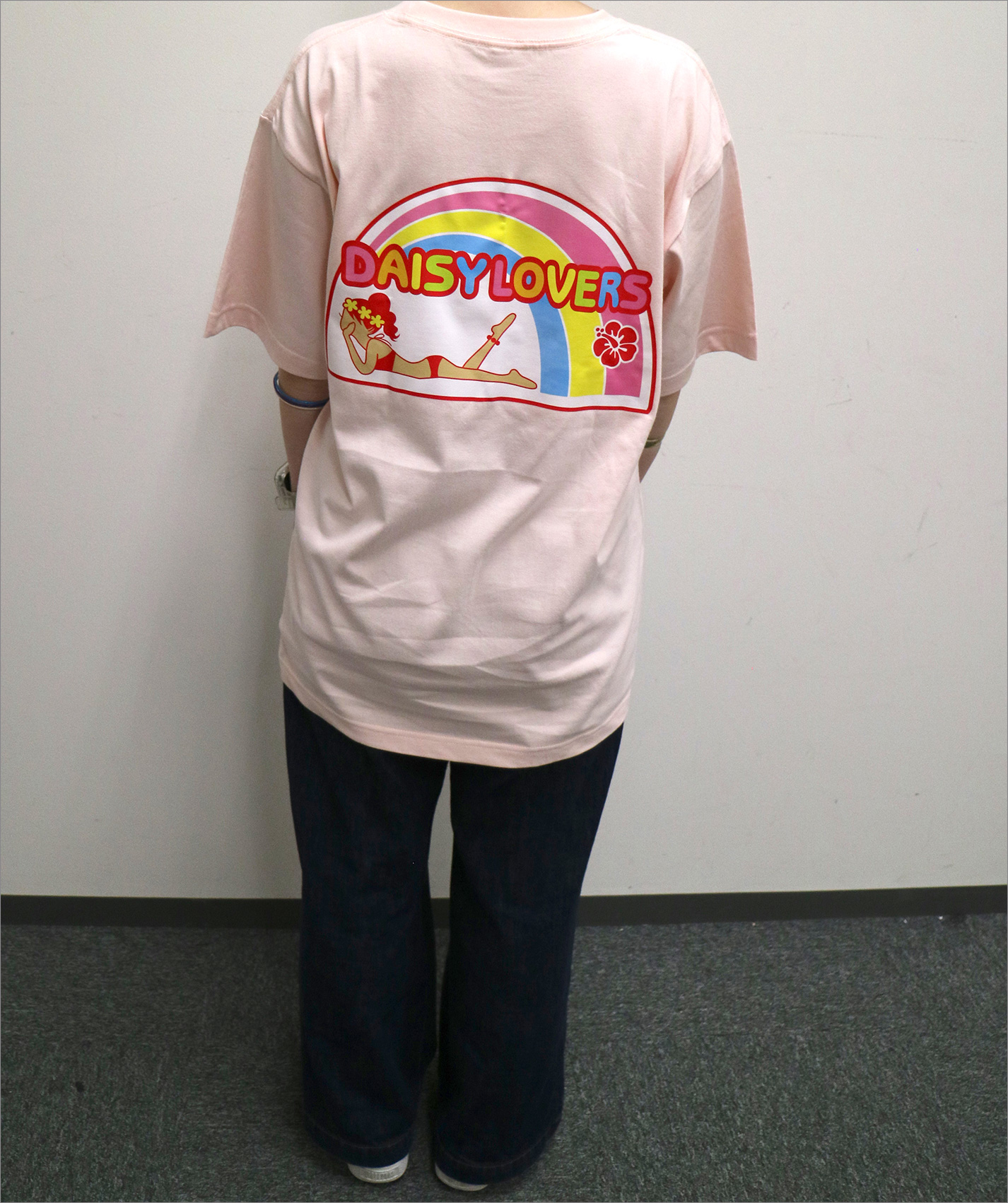 ↑『デイジーラヴァーズ・復刻ロゴTシャツ』（ライトピンク／フロント／Lサイズ）※モデル身長157cm