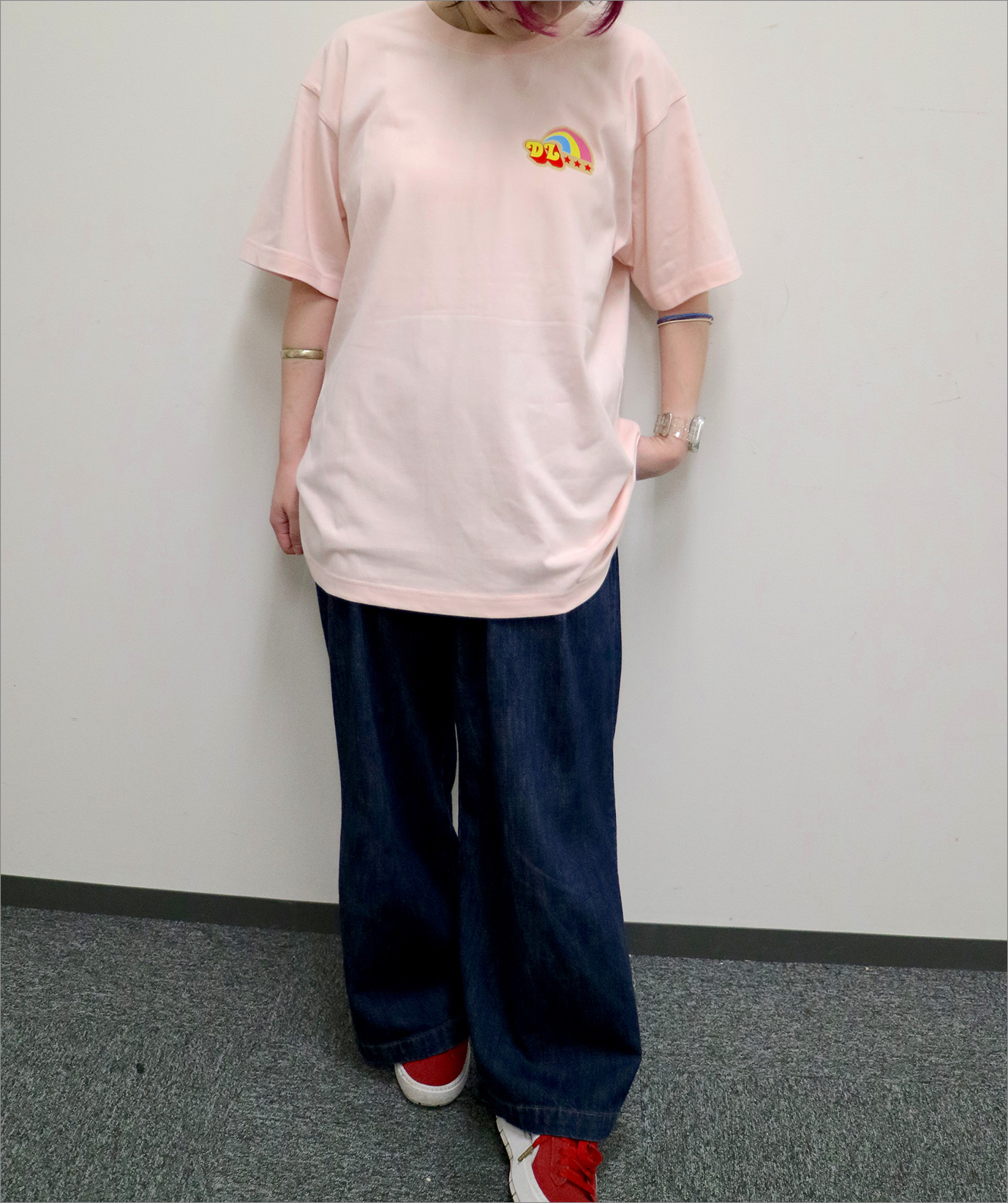 ↑『デイジーラヴァーズ・復刻ロゴTシャツ』（ライトピンク／フロント／Lサイズ）※モデル身長157cm