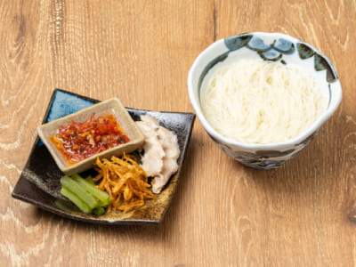 「テニプリ×肉汁餃子のダンダダン」五感で感じるオリジナルにゅう麺