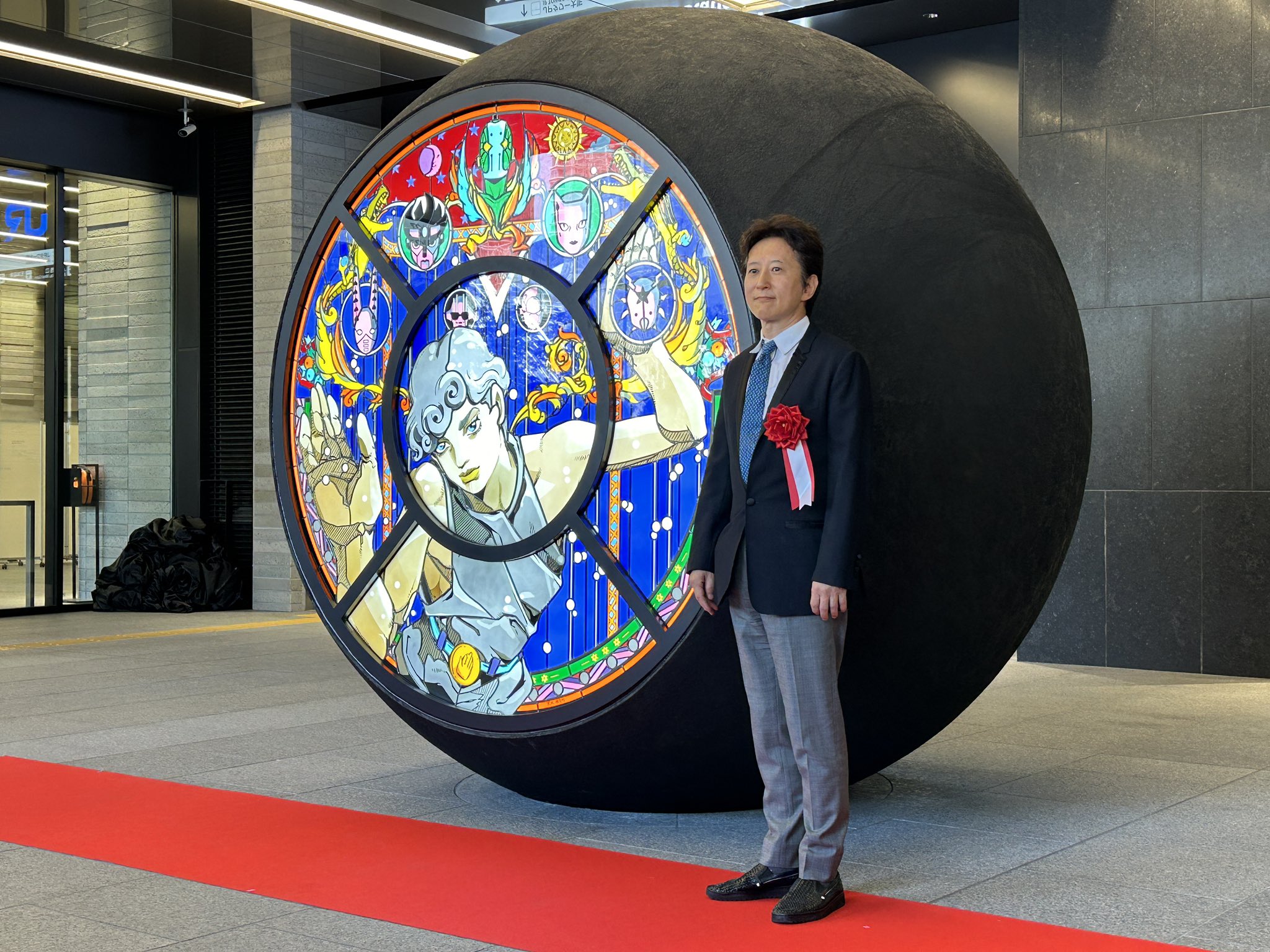 『ジョジョ』荒木飛呂彦先生のステンドグラスが大阪駅に登場！沢山のスタンドに「オタク名所が増えた」