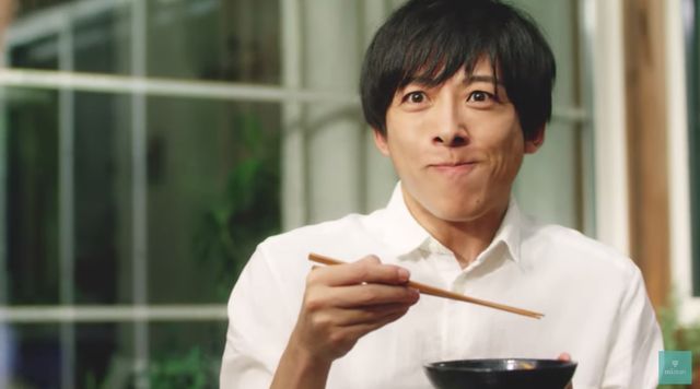 小野賢章さんがcmで高橋一生さんと共演 優香さんの弟役を演じ一緒にキムチ鍋を楽しむシーンも にじめん