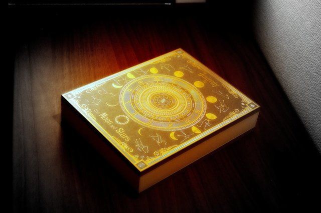 神秘的で重厚…職人技が光る美しい魔導書「月読時計」が話題に！数量 