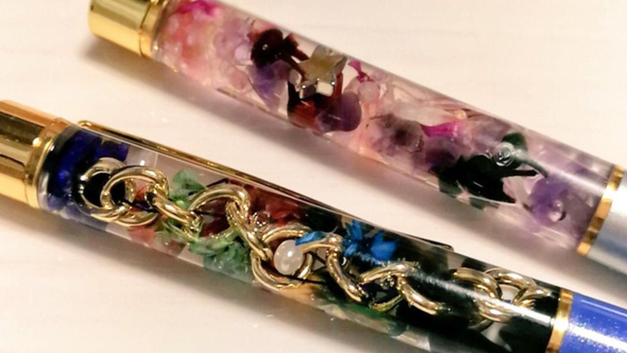 推しカラーの花や石で作れる”ハーバリウムボールペン”が綺麗で可愛いと話題！密かに楽しんでみませんか？