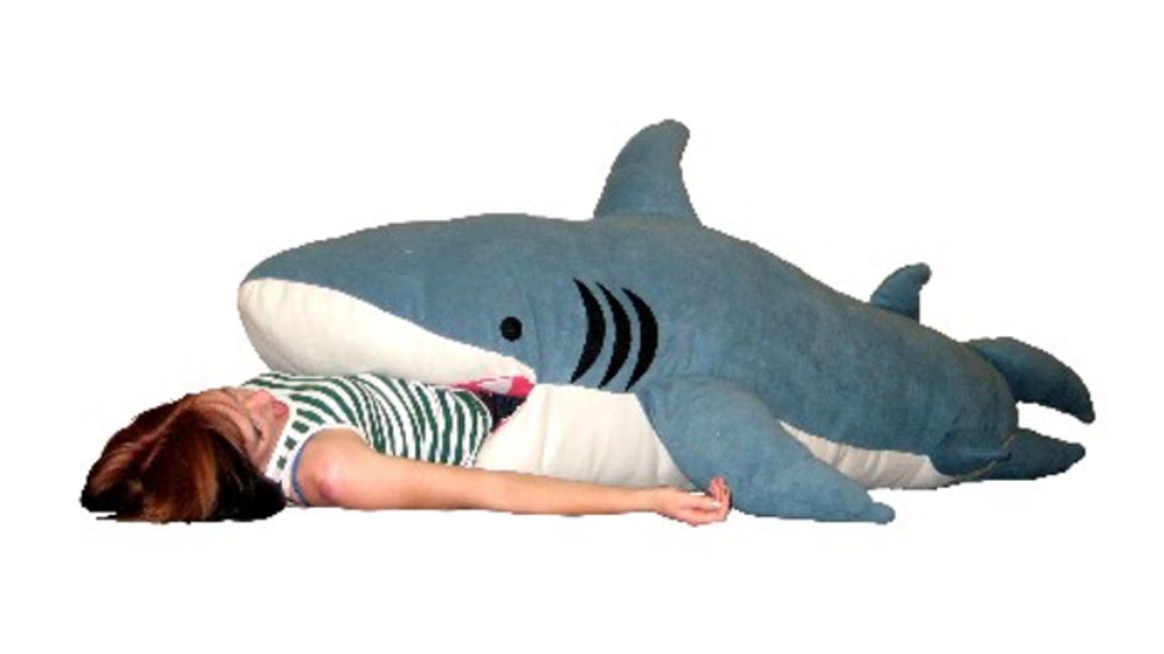 Ikeaのサメじゃ物足りない方に朗報 大人もすっぽり食べられちゃうサメの特大寝袋が話題に にじめん
